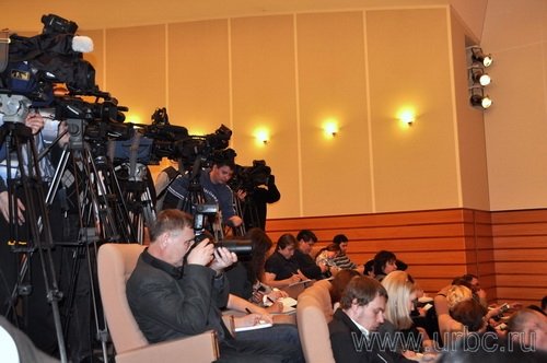 За трехмесячный перерыв между традиционными пресс-конференциями губернатора у журналистов накопилось много вопросов