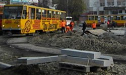 Камень преткновения: мэрия и ГИБДД не поделили трамвайные бордюры