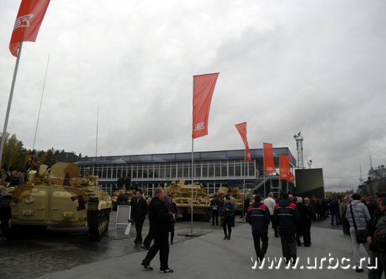 Посетители выставки осматривают танковую экспозицию