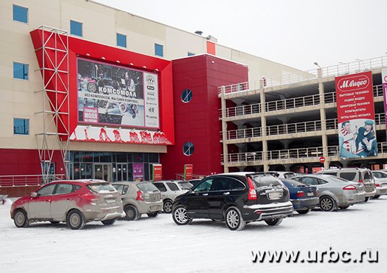 После завершения конфликта с ГИБДД на парковке снова появились машины После завершения конфликта с ГИБДД на парковке снова появились машины