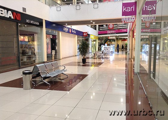 В разгар торгового дня в «КомсоМОЛЛе» немноголюдно В разгар торгового дня в «КомсоМОЛЛе» немноголюдно