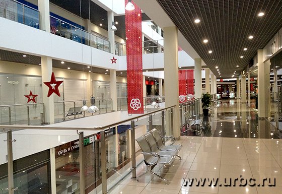 Посетителей в «КомсоМОЛЛе» можно встретить только на первом этаже Посетителей в «КомсоМОЛЛе» можно встретить только на первом этаже