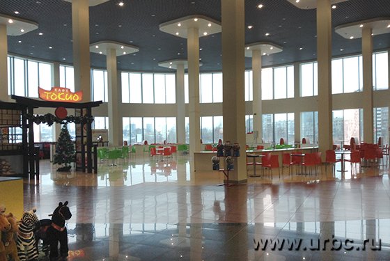 Фудкорт в «КомсоМОЛЛе» по-прежнему пустует Фудкорт в «КомсоМОЛЛе» по-прежнему пустует