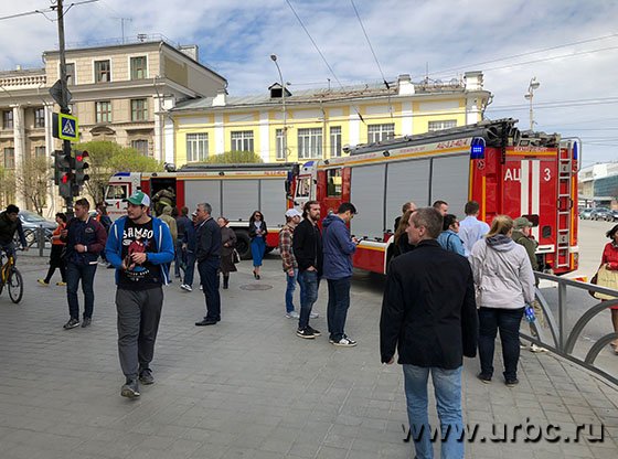 К офису Альфа-банка в центре Екатеринбурга стянуты автомобили МЧС и реанимация К офису Альфа-банка в центре Екатеринбурга стянуты автомобили МЧС и реанимация