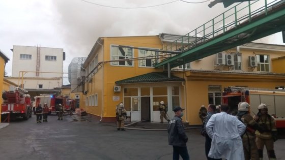 На горящем в Екатеринбурге предприятии «СМАК» обрушилась кровля