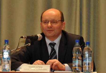 Губернатор Свердловской области Александр Мишарин рассказывает студентам о студенческой жизни своей дочери