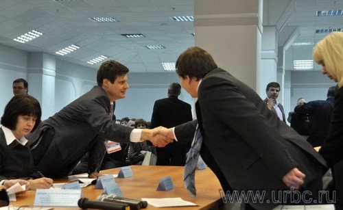 Исполнительный директор ООО «Свердловская теплоснабжающая компания» Сергей Ефимов издалека приветствует замминистра энергетики и ЖКХ Свердловской области Николая Смирнова