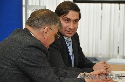 Директор ИНЭС Николай Данилов рассказывает Николаю Смирнову об уникальных энергосберегающих лампах — гордости Института