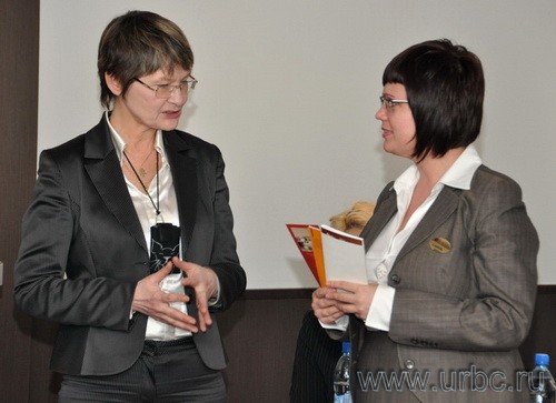 Директор екатеринбургского Музея Изобразительных Искусств Зоя Тоюрова и заместитель директора отеля Ramada Людмила Михайлова Директор екатеринбургского Музея Изобразительных Искусств Зоя Тоюрова и заместитель директора отеля Ramada Людмила Михайлова