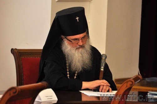 Владыка Викентий в ходе совещания часто связывался с кем-то по мобильному Владыка Викентий в ходе совещания часто связывался с кем-то по мобильному