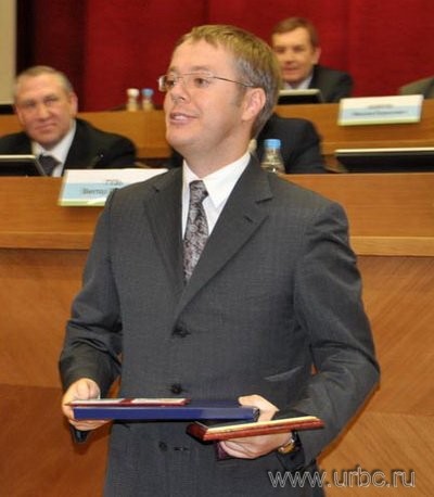 Лев Ковпак радостно забирает у Владимира Мостовщикова свой депутатский мандат Лев Ковпак радостно забирает у Владимира Мостовщикова свой депутатский мандат