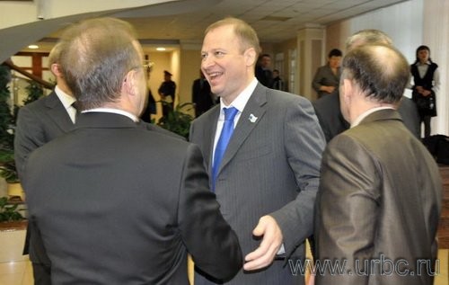 Виктор Шептий перед вручением мандатов постарался пообщаться со всеми старыми знакомыми Виктор Шептий перед вручением мандатов постарался пообщаться со всеми старыми знакомыми