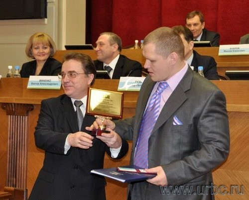 Удостоверение депутата и памятную табличку получает член ЛДПР Максим Ряпасов Удостоверение депутата и памятную табличку получает член ЛДПР Максим Ряпасов