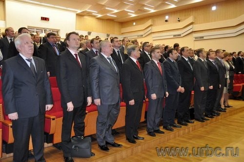 Новоиспеченные депутаты учатся коллективно вставать под звуки государственного гимна Новоиспеченные депутаты учатся коллективно вставать под звуки государственного гимна