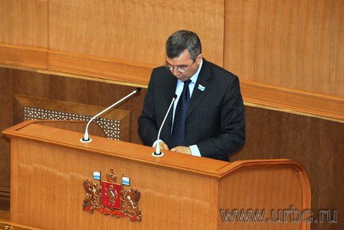 Наиль Шаймарданов по шпаргалке читает речь о собственных заслугах