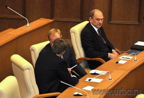 Подружившиеся опытный депутат Сергей Чепиков и депутат-новичок Лев Ковпак не принимают экс-спикера Николая Воронина в свою компанию