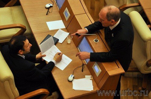 Николай Воронин знает, как нужно решать кадровые вопросы: он советует расстроенному «эсеру» Владимиру Герасименко попроситься в промышленно-аграрный комитет лично у Елены Чечуновой