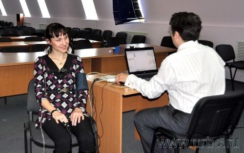 Перед началом сеанса тестирования с испытуемым беседует полиграфолог