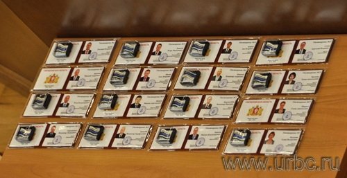 Заседание свердловской Облдумы спикер Елена Чечунова начала с вручения депутатских корочек