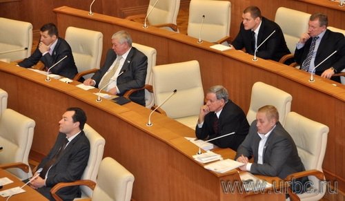 Еще вчерашние соратники по партии (слева направо: Евгений Артюх, Владимир Коньков, Владимир Краснолобов и Андрей Альшевских) сегодня не желают даже сидеть рядом