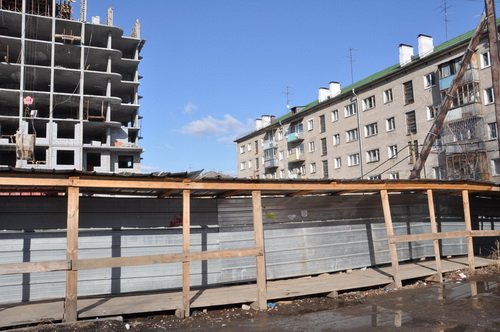 С началом строительства клубного дома без дворов остались и жители «хрущевок», и сама «Родина» С началом строительства клубного дома без дворов остались и жители «хрущевок», и сама «Родина»