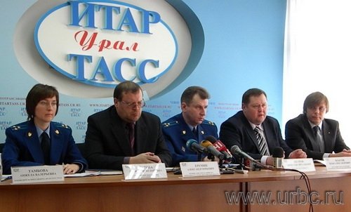 (слева направо) Свердловский межрайонный природоохранный прокурор  Лариса Ларина, первый заместитель министра природных ресурсов Свердловской области Александр Еремин, прокурор Екатеринбурга  Вячеслав Петров, начальник отдела Управления Роспотребнадзора по Свердловской области  Илья Власов и директор ЕМУП «Спецавтобаза»  Евгений Устьянцев объяснили, почему Свердловская область далека от Европы