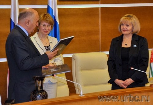 Вячеслав Цугба одарил своих свердловских коллег набором живописных фотографий и памятными монетами Вячеслав Цугба одарил своих свердловских коллег набором живописных фотографий и памятными монетами