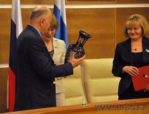 Елена Чечунова и Людмила Бабушкина подарили абхазским коллегам вазу и набор гербов муниципалитетов Свердловской области Елена Чечунова и Людмила Бабушкина подарили абхазским коллегам вазу и набор гербов муниципалитетов Свердловской области