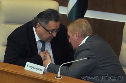 Споры между депутатами не утихали даже после процедуры голосования (на фото единоросс Владимир Терешков и коммунист Андрей Альшевских) Споры между депутатами не утихали даже после процедуры голосования (на фото единоросс Владимир Терешков и коммунист Андрей Альшевских)