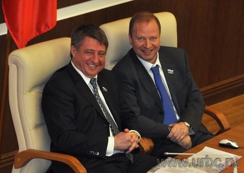 иктор Шептий и Виктор Бабенко заскучали рядом с дамами-спикерами и фотографировались вдвоем «на память»