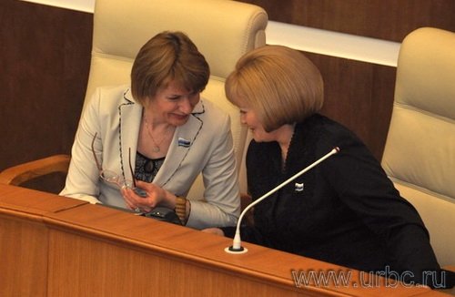 Спикеры палат областного Заксобрания Елена Чечунова и Людмила Бабушкина воспользовались случаем, чтобы поболтать «о девичьем»