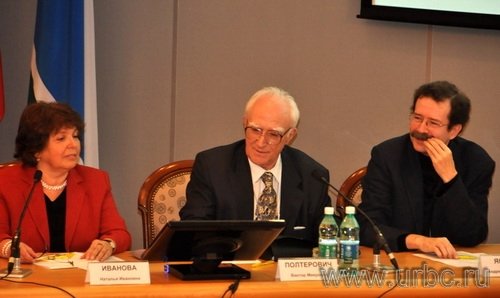 Виктор Полтерович уверен, что для заимствования чужих институтов нужно сначала развить собственные. На фото (слева направо): член-корреспондент РАН Наталья Иванова, академик РАН Виктор Полтерович, проректор ГУ ВШЭ Андрей Яковлев Виктор Полтерович уверен, что для заимствования чужих институтов нужно сначала развить собственные. На фото (слева направо): член-корреспондент РАН Наталья Иванова, академик РАН Виктор Полтерович, проректор ГУ ВШЭ Андрей Яковлев