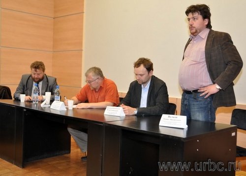 Участники дискуссии о системе сити-менеджмента политологи Вадим Дубичев, Константин Киселев, Федор Крашенинников и депутат Екатеринбургской городской Думы, координатор ассоциации «ГОЛОС» в Свердловской области Леонид Волков Участники дискуссии о системе сити-менеджмента политологи Вадим Дубичев, Константин Киселев, Федор Крашенинников и депутат Екатеринбургской городской Думы, координатор ассоциации «ГОЛОС» в Свердловской области Леонид Волков