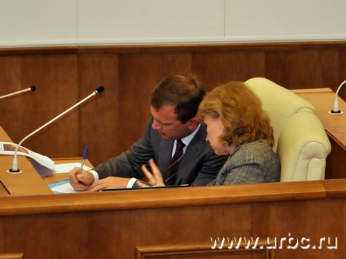 Даже после завершения выступления Константин Колтонюк тщательно конспектировал все вопросы законодателей