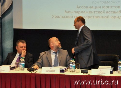 Несмотря на уговоры Павла Крашенинникова, до конца Александр Мишарин досидеть не смог Несмотря на уговоры Павла Крашенинникова, до конца Александр Мишарин досидеть не смог