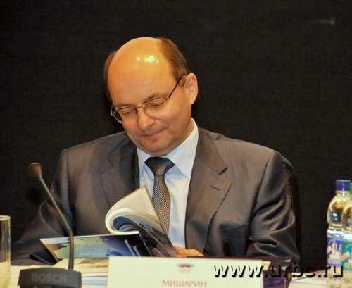 Бывший железнодорожник Александр Мишарин на встрече гуманитариев откровенно скучал Бывший железнодорожник Александр Мишарин на встрече гуманитариев откровенно скучал