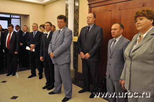 Даже после окончания церемонии подписания директора заводов не решались расходиться