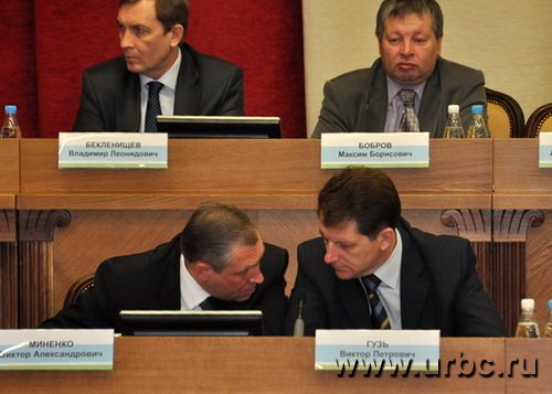 Чиновники уральского полпредства Виктор Гузь и Виктор Миненко обсуждают, как привлечь на госслужбу перспективных уральцев