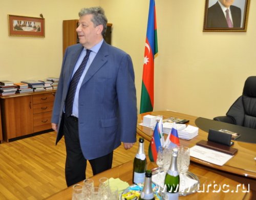 Случайно оказавшись близ шампанского раньше остальных, Аркадий Чернецкий неуверенно взял бокал. Но тут же поставил на место и вернулся к делегации Случайно оказавшись близ шампанского раньше остальных, Аркадий Чернецкий неуверенно взял бокал. Но тут же поставил на место и вернулся к делегации