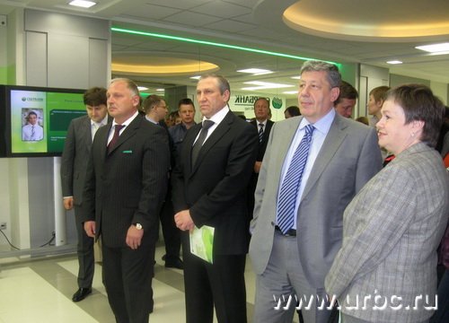 Председатель правительства Свердловской области Анатолий Гредин (слева): Центр кредитных заявок Уральского банка Сбербанка России обеспечивает создание в Екатеринбурге 600 новых рабочих мест