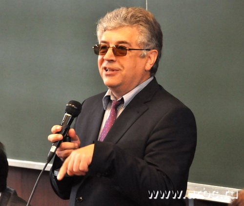 Владимир Лоскутов взял на себя обязанность зачитывать согласованные вопросы