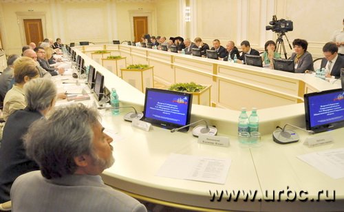 Новые члены Общественной палаты на первом же заседании присягнули на верность губернатору Новые члены Общественной палаты на первом же заседании присягнули на верность губернатору