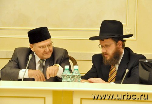 Зелиг Ашкенази воспользовался случаем, чтобы презентовать соседям книгу своего друга Семена Спектора Зелиг Ашкенази воспользовался случаем, чтобы презентовать соседям книгу своего друга Семена Спектора