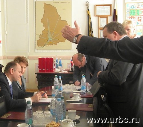 Документы по УрФУ члены наблюдательного совета читают и подписывают прямо за чаем