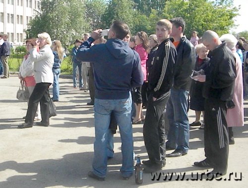 Молодежь с пивом — тоже за независимость Берёзовского Молодежь с пивом — тоже за независимость Берёзовского