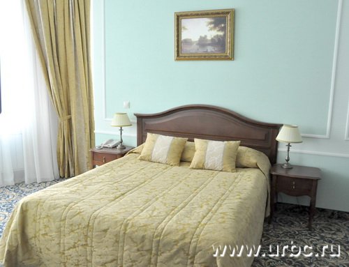 Аскетичные номера в стиле «классицизм 19-го века» принимают в основном бизнес-туристов Аскетичные номера в стиле «классицизм 19-го века» принимают в основном бизнес-туристов