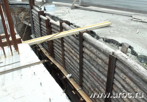 Строители делового центра уже попытались укрепить стенки котлована, но пока безуспешно Строители делового центра уже попытались укрепить стенки котлована, но пока безуспешно