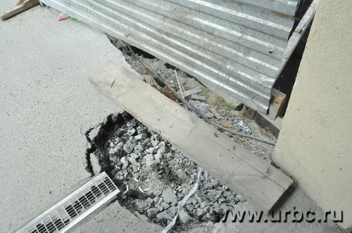 Жильцы комплекса «Кольцо Екатерины» уверены, что неопытный водитель может легко оказаться на дне 4-метрового котлована Жильцы комплекса «Кольцо Екатерины» уверены, что неопытный водитель может легко оказаться на дне 4-метрового котлована