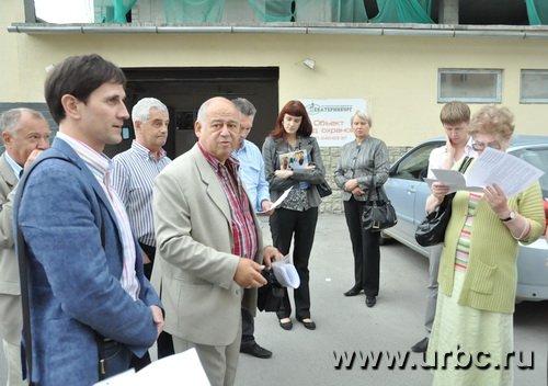 Руководителю компании «МАН» Николаю Савину, строившему «Кольцо Екатерины», на собрании членов ТСЖ тоже досталось Руководителю компании «МАН» Николаю Савину, строившему «Кольцо Екатерины», на собрании членов ТСЖ тоже досталось
