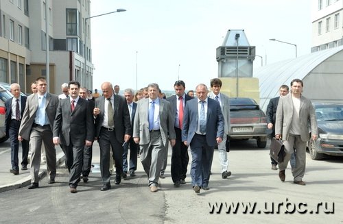 Делегация шествует мимо уже заселенных домов Делегация шествует мимо уже заселенных домов